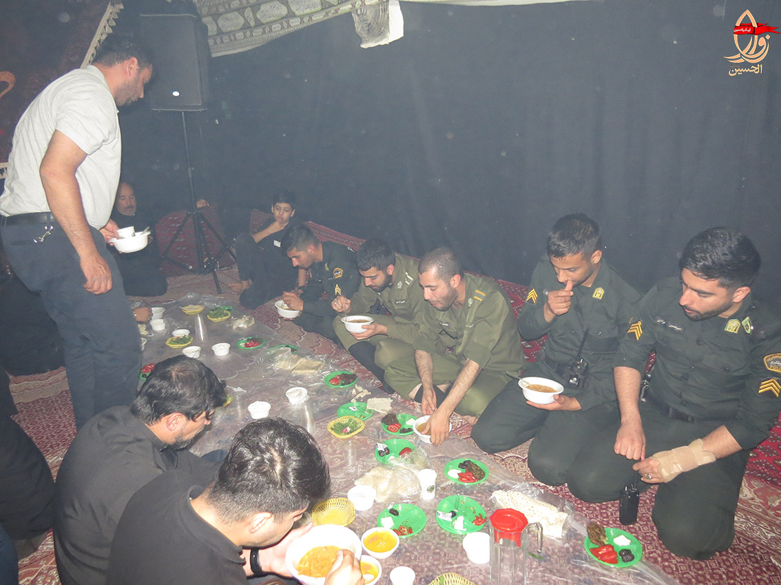 پرسنل نیروی انتظامی هنگام افطاری مراسم دهمین سالگرد شهادت شهیددولت آبادی